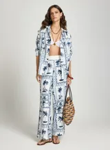Camisa de manga larga con estampado azul y blanco de inspiración tropical y pañuelo, cuello clásico y ajuste holgado.