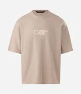 Remera de manga corta color beige, con cuello redondo y bordado frontal con motivo gráfico y texto 'Open Air'.