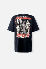 Remera negra de manga corta con estampado gráfico de Star Wars en la espalda, presentando a Darth Vader y Stormtroopers con estética de manga japonés.