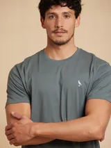 Remera amarilla de algodón con cuello redondo y manga corta.