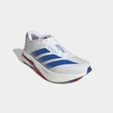 Championes de running Adidas Adizero Boston 13, color blanco con las icónicas tres tiras en azul degradado y detalles en rojo en la entresuela. Diseñados con tecnología Lightstrike Pro para mayor amortiguación y retorno de energía.