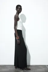 Pantalón de tiro medio color marrón, con pierna recta y detalle de superposición frontal tipo pareo.