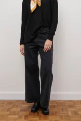 Jean de mujer color azul, de corte ancho y holgado, tiro alto y pespuntes en zigzag.