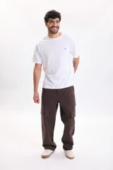 Remera manga corta de color blanco, con cuello redondo y diseño liso. Cuenta con un pequeño bordado de palmera en el pecho.