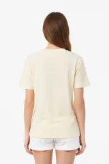 Remera blanca de manga corta y cuello redondo, confeccionada en algodón, con un diseño holgado y estampado frontal de estrella roja con textura y detalles de estrellas pequeñas.