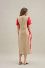 Vestido largo de lino con diseño bicolor en tonos lila y gris claro, escote redondo, mangas cortas y silueta relajada con bolsillos laterales.