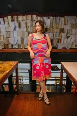 Vestido a la rodilla con estampado abstracto multicolor, de corte recto y breteles finos.