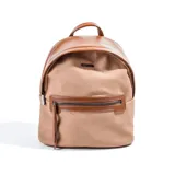 Mochila color marrón claro con detalles en cuero marrón.