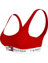 Bralette deportivo Tommy Hilfiger color rojo, sin aro ni relleno, con breteles finos y banda elástica blanca con logo de la marca. Confeccionado en algodón elástico.