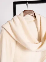 Bufanda de punto en color gris oscuro, con diseño envolvente y textura suave. Presenta una etiqueta pequeña con logo en uno de sus extremos.