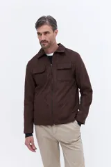 Campera de efecto gamuza con cierre frontal, cuello camisero y bolsillos frontales con solapa. Presenta un diseño estructurado y elegante.