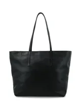 Cartera shopper de gran tamaño, confeccionada en cuero graneado negro, con cierre principal, asas finas y bolsillos interiores.