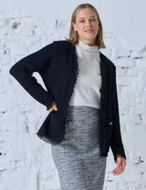 Chaqueta negra de algodón tejido marca Ruby Rd, con cuello a la base, abertura central, bolsillos delanteros y terminaciones con flecos.