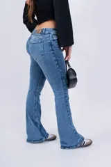 Pantalón de jean Oxford de tiro bajo, color celeste.