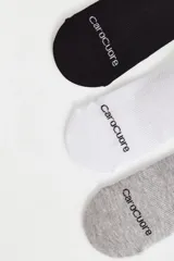 Pack de tres pares de medias invisibles tipo no show en colores gris, negro y blanco, cada una con un pequeño detalle de corazón bordado en rojo.
