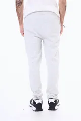 Pantalon deportivo de felpa, corte recto sin puños en los tobillos, con cintura elastizada y bolsillos laterales.