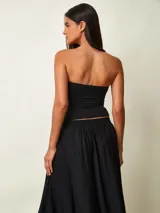 Top strapless color marrón, de diseño ajustado al cuerpo.
