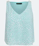 Blusa sin mangas con escote en V y estampado de corazones blancos sobre fondo celeste.