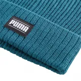 Gorro de lana gris con textura acanalada y logo de Puma en etiqueta rectangular negra en el frente.