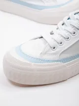 Zapatilla de lona color crudo, con cordones, puntera de goma y plataforma de 3 cm.