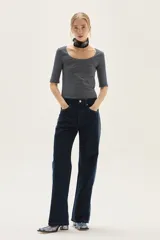 Remera de manga tres cuartos, corte ajustado al cuerpo, con escote redondo amplio. Presenta un patrón de rayas finas horizontales en tonos azul marino y blanco.