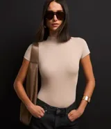 Body negro con cuello alto, mangas cortas y ajuste ceñido al cuerpo. Confeccionado en poliamida con elastano por la marca Cortelle.