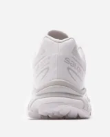 Championes Salomon modelo XT-6, color blanco con detalles sutiles en gris y acentos multicolor en el sistema de cordones. Diseñados para trail running, cuentan con una estructura resistente, suela con agarre técnico y sistema de ajuste rápido.