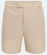 Bermuda slim negra de poliamida con elástico en la cintura, cierre con cremallera y bolsillos laterales.