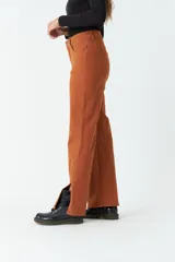 Pantalón de gabardina negro, de tiro medio y corte recto cropped.