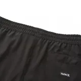 Bermuda de baño color azul marino, con cintura elástica ajustable mediante cordón y pequeño logo de marca en la parte inferior de la pierna izquierda.