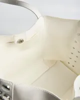 Cartera tipo tote de símil cuero blanco, con dos asas de mano y detalles de herrajes plateados en los laterales.
