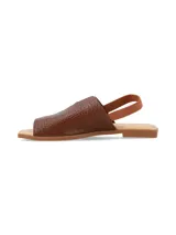 Sandalia plana de cuero graneado color marrón chocolate, con tira elástica en el talón, punta cuadrada y suela baja.