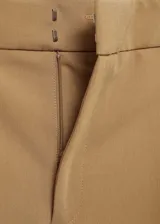 Pantalón de vestir color tostado con diseño de corte recto y tiro medio. Presenta detalle de pinzas frontales, trabillas para cinturón y cierre oculto con cremallera, botón y ganchos.