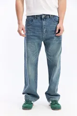 Pantalón jean de corte baggy, silueta amplia y caída suelta, en tono azul desgastado.