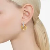 Par de aros colgantes con baño de oro, con diseño asimétrico de dos aros entrelazados. Uno de los aros está cubierto de pavé de cristales blancos. Pueden usarse con o sin el aro colgante.