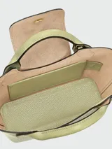 Cartera tipo tote en tamaño extra pequeño, confeccionada en cuero de color verde oliva. Presenta una estructura rígida con asas cortas redondeadas y un cierre de solapa con broche metálico dorado grabado con el logo de la marca.