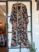 Kimono largo de tela estampada con motivos abstractos en tonos azules, verdes y beige. Diseño de manga ancha y corte recto, sin cierres.