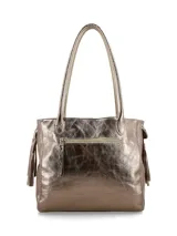 Cartera tipo tote de cuero color peltre metalizado, con doble asa de hombro y borlas decorativas colgantes en los laterales. Presenta el logo de la marca grabado en la parte frontal.