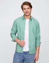 Camisa de manga larga para hombre, color verde menta con rayas verticales blancas. Presenta cuello abotonado y un bolsillo de parche en el pecho.
