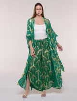 Kimono largo de viscosa color verde con estampado metalizado dorado de palmeras, mangas anchas, detalles de pompones en los bordes y diseño abierto.