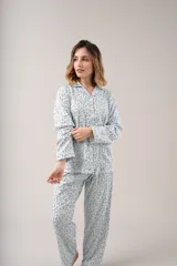 Pijama de dos piezas celeste con estampado floral, compuesto por camisa de manga larga abotonada y pantalón largo.