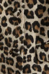 Chaqueta oversized con estampado de leopardo, cuello camisero, cierre de botones forrados y bolsillos delanteros ribeteados con solapa.