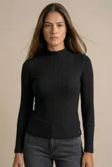Polera de manga larga con cuello alto, confeccionada en tejido de punto acanalado. Presenta un diseño ajustado al cuerpo con puños definidos.