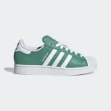Championes Adidas Superstar II color verde con detalles en blanco, con exterior de cuero suave, las tres tiras laterales y la icónica puntera con relieve.