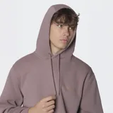 Canguro negro con capucha forrada en jersey, con estampa en la espalda a cuatro colores y estampa a un color en el pecho con el logo de la marca O'Neill. Incluye dos bolsillos tipo canguro, puños y ruedo en morley.