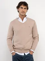 Jersey de hombre con cuello en pico, confeccionado en una mezcla de algodón y cashmere. Presenta un corte regular, logo bordado en el pecho y coderas de antelina a tono.