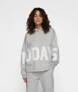 Buzo hoodie gris melange de corte oversize, confeccionado en tejido polar grueso y cepillado. Presenta un gran parche del logotipo de 10DAYS en el frente, capucha, puños acanalados y dobladillo sin rematar.