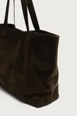 Bolso shopper de piel con acabado serraje, color marrón oscuro, con compartimento principal y dos asas de mano.