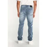 Pantalón de jean corte slim, color azul lavado, con diseño clásico de cinco bolsillos, cierre de cremallera y botón metálico. Incluye remache con logo en bolsillo delantero y parche de marca en la parte trasera.