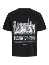 Remera negra de manga corta y cuello redondo, con fit relajado y estampado frontal con la palabra "BUSHWICH" y el texto "EMBRACE THE CITY". Confeccionada en punto single jersey orgánico.